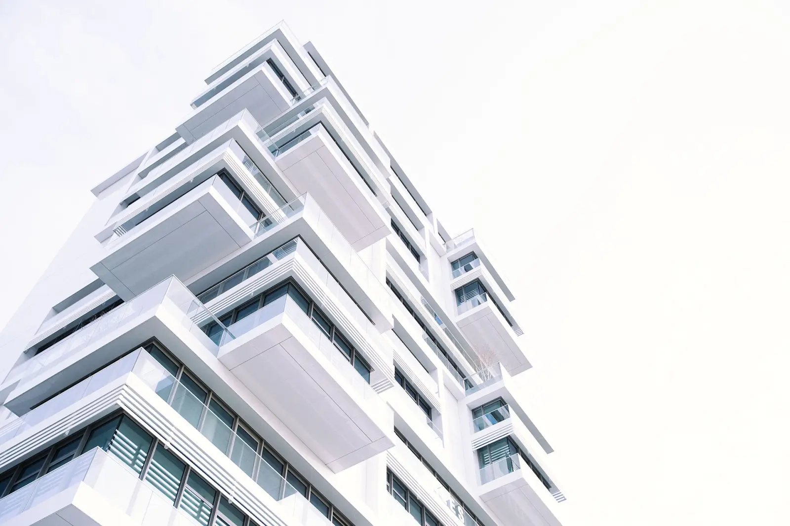 Beyaz cepheli, çıkmalı balkonlu modern apartman
